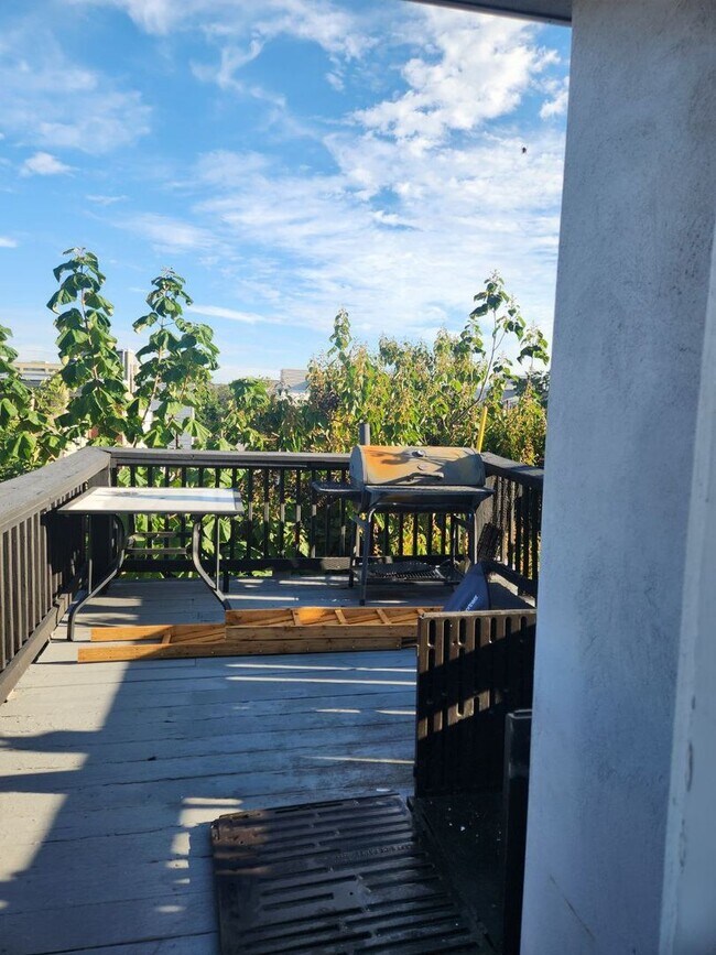 Building Photo - Bright and spacious three bedroom unit in ...