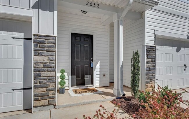 Building Photo - Stunning 3/2.5 Townhome Available Now!