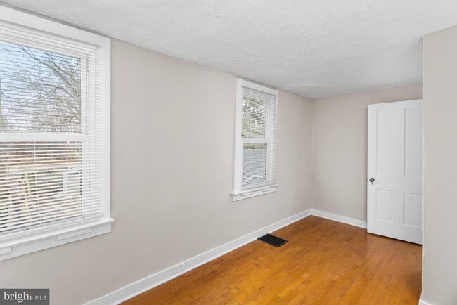 Building Photo - 22 Thompson St