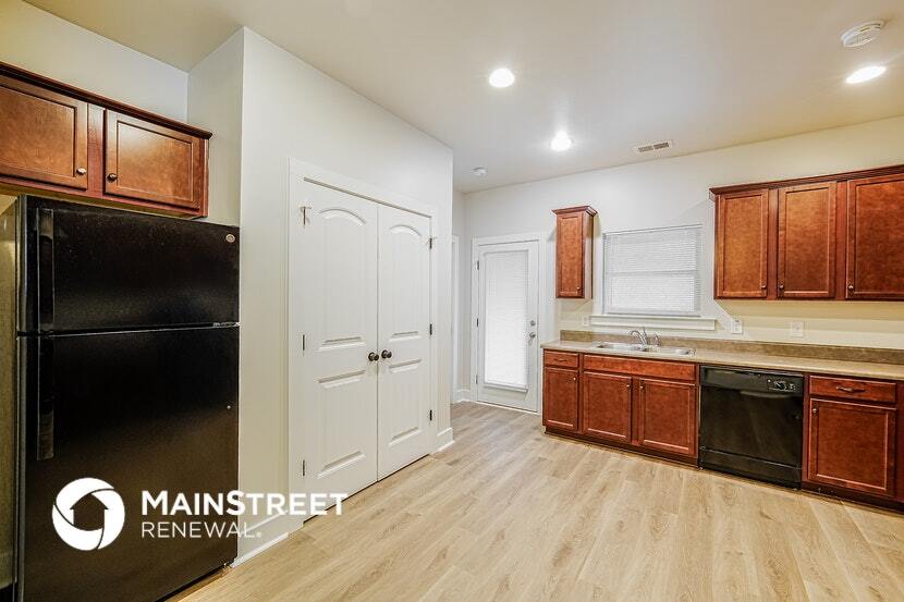 Building Photo - 890 Maple Trce