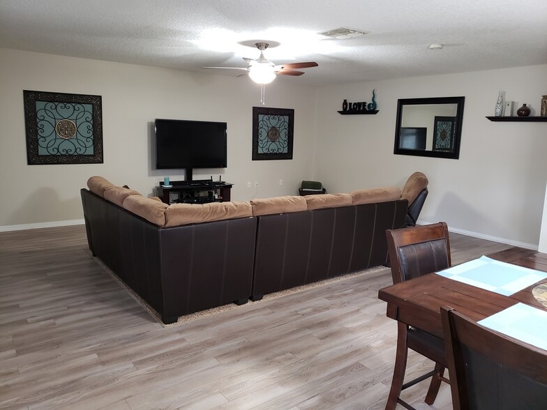 Family room off kitchen - 76550 Longleaf Loop