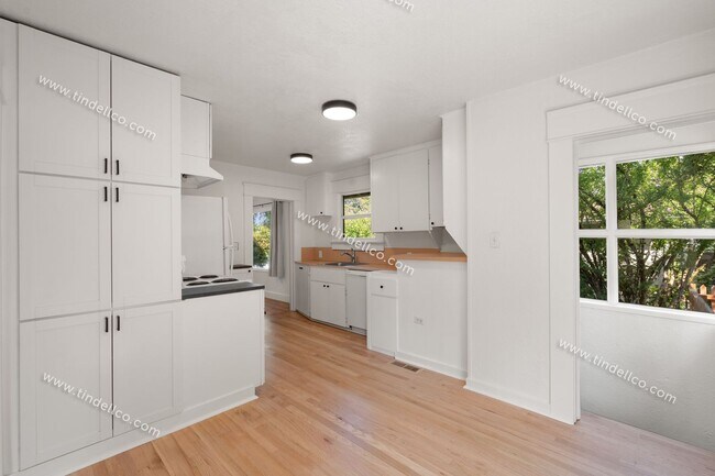 Building Photo - Pet-Friendly Portsmouth Bungalow with Fenc...