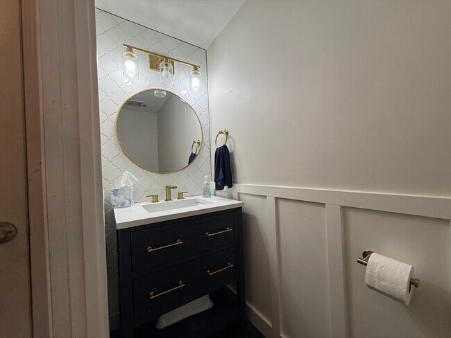 Building Photo - New to Elkhorn Rental Market!