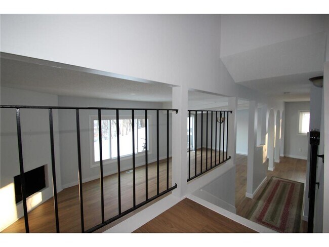 Building Photo - 5545 Shorewood Ln