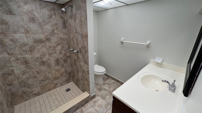 Building Photo - 10000 NW 80th Ct