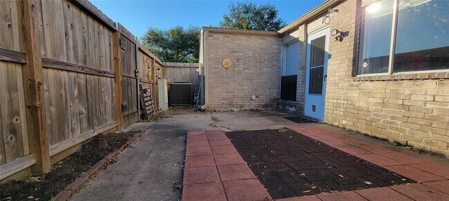 Building Photo - 6604 Montauk Dr