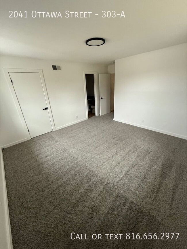 Building Photo - 3 Bed 2 Bath unit, 1300 square feet.