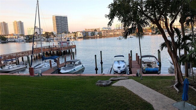 Building Photo - 400 Golden Isles Dr