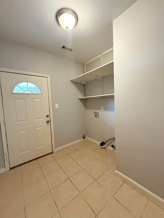 Building Photo - 9115 Oak Grove Ln