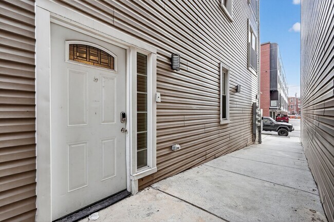 Building Photo - 980 N Marshall St