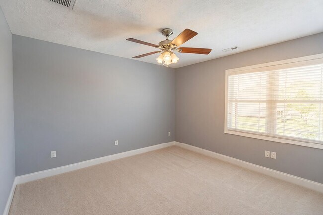 Building Photo - Cornerstone Spacious Single Family w Fenced Yard!