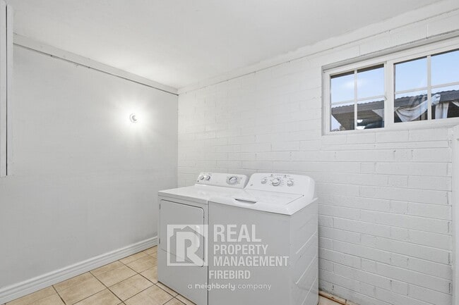 Building Photo - 1901 N 48th Pl