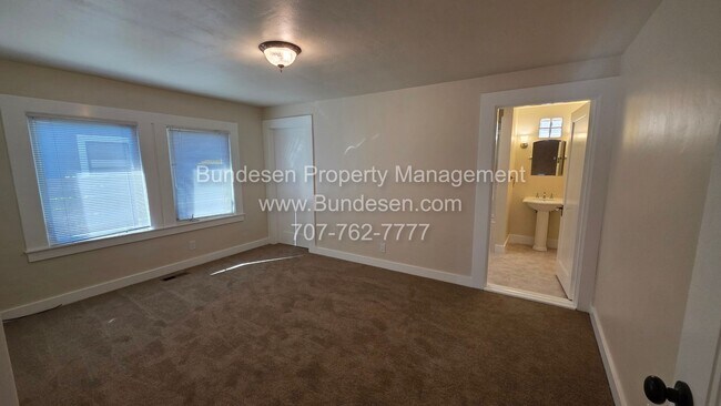 Building Photo - Charming Mid-Century Bungalow & Updated Co...