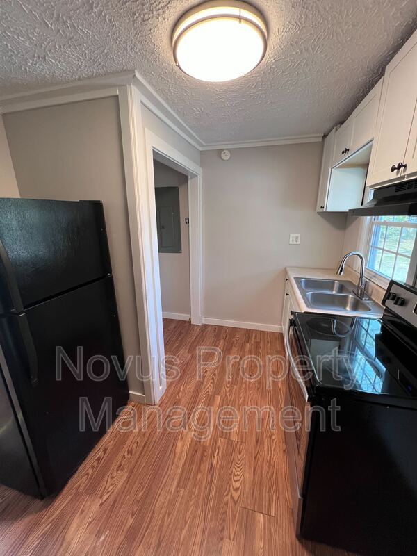 Building Photo - 304 Cedar St