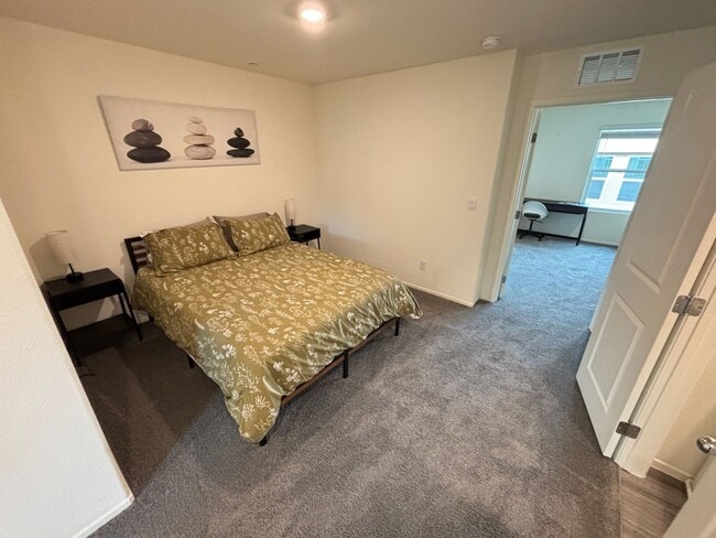 Building Photo - Gorgeous 3Bed/2.5Bath/2Car Townhome located in Southwest Las Vegas- Make the Move for Less: $300 ...