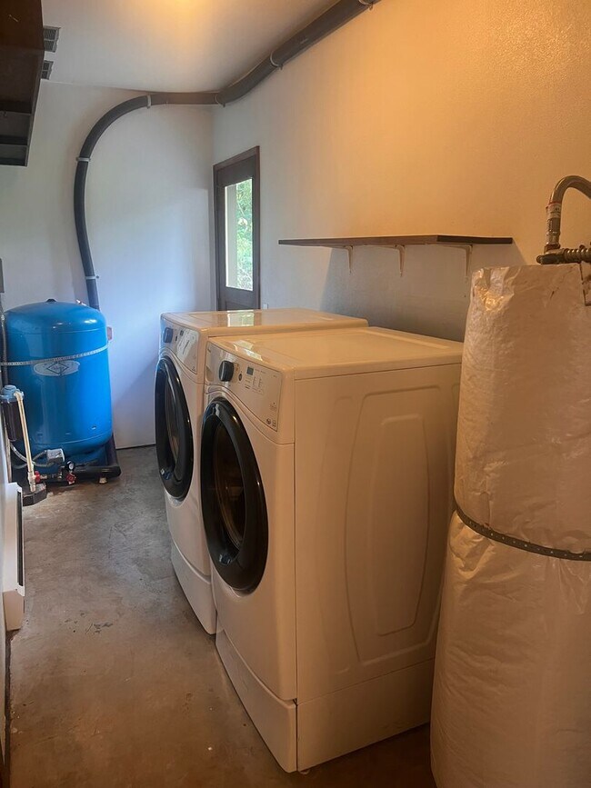 Building Photo - Holiday Savings - $500 Off 1st Months's Rent - Charming 3bd/2 Home