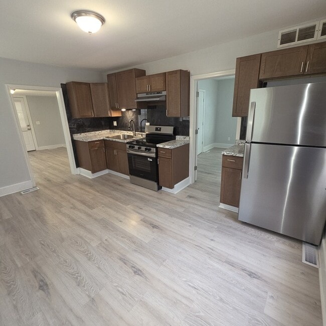 Building Photo - Cozy 3 bedrooms and 1 bath home located on S Pleasant St in Independence, MO