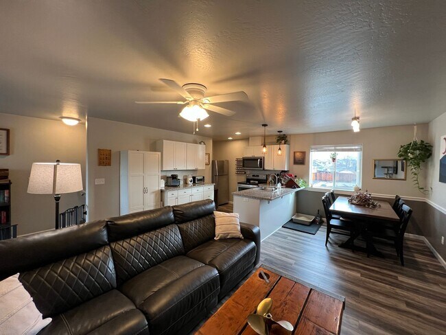 Building Photo - Cozy & Spacious Townhome for Rent