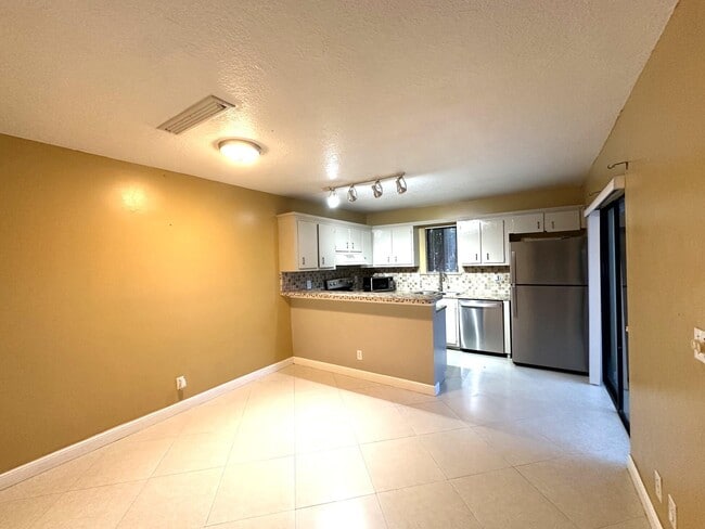 Building Photo - 303 Waterview Dr