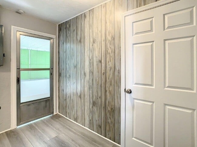 Building Photo - Beautiful 2/2 ~1000Sq. Ft. with NEW floors...