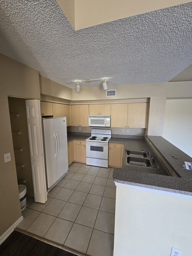 Building Photo - RESORT STYLE, BEAUTIFUL 2 BEDROOM AND 2 BATHROOMS ON THE TOP FLOOR