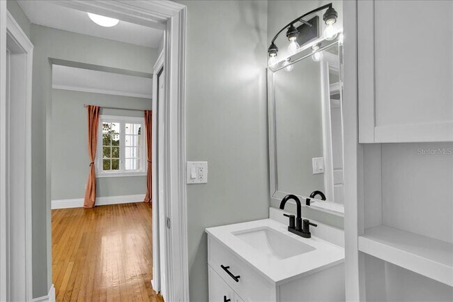 Building Photo - 2117 W Dekle Ave