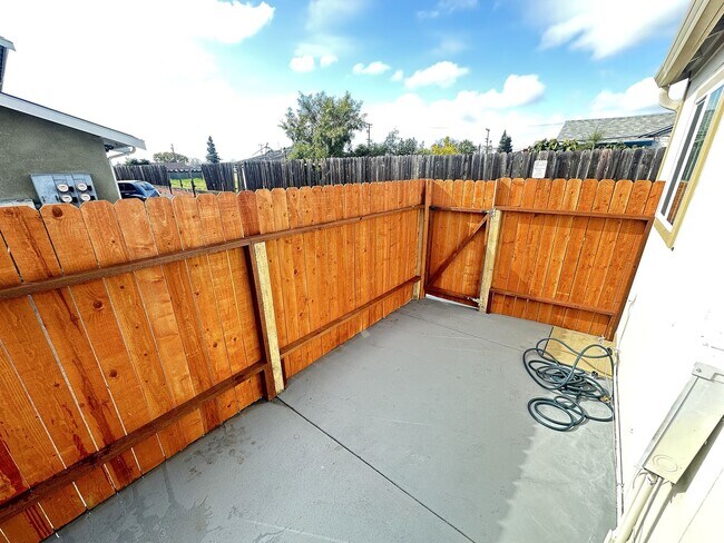 Building Photo - Ready For Move in~ 2BEDS/1BATH HOUSE FOR RENT W/Laundry Hook-Ups!