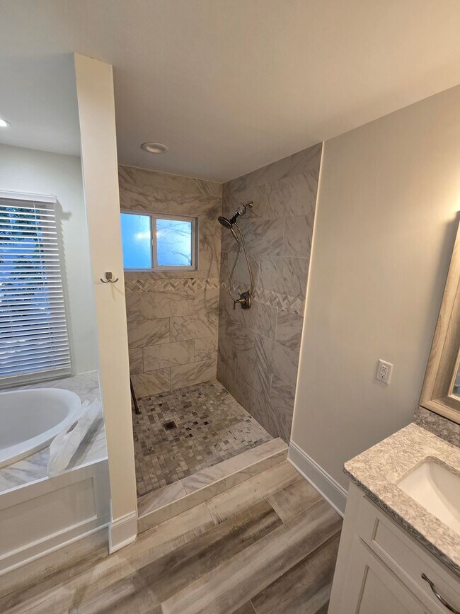 Building Photo - 7401 Mariner Cove Dr