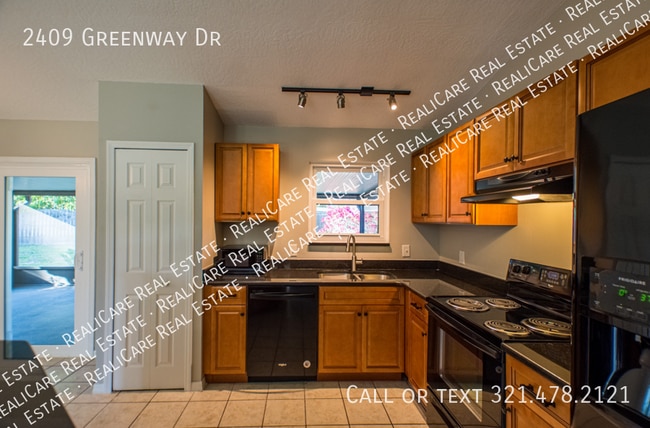 Building Photo - 2409 Greenway Dr