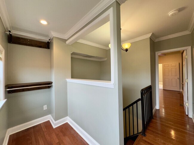 Building Photo - Charming 3-Bedroom Townhome with Modern Am...