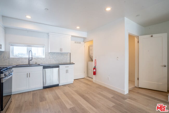 Building Photo - 608 N Gramercy Pl