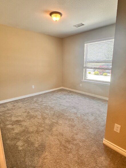 Building Photo - 5205 Graceland Dr
