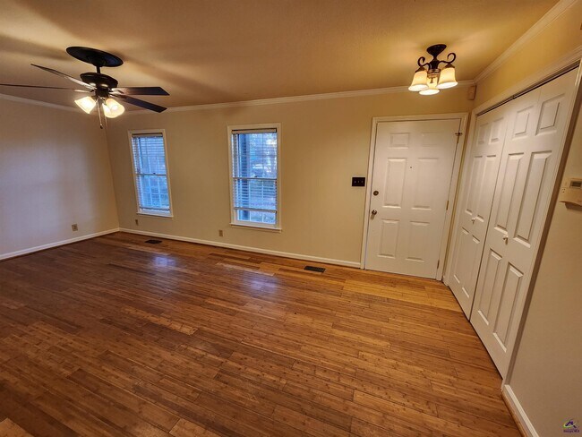 Building Photo - 515 Wilderness Dr