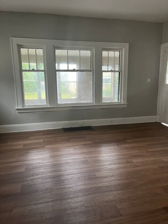 Building Photo - Beautiful two-story House