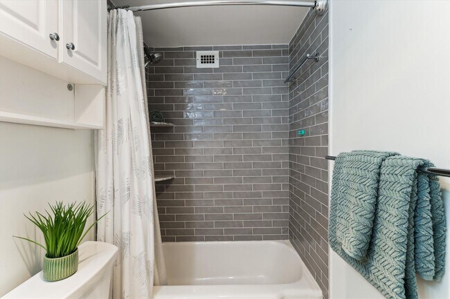 Building Photo - Great 2 Bedroom 2 Bath in Van Ness DC!