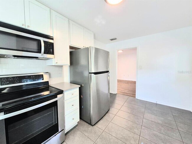 Building Photo - 2617 W Watrous Ave