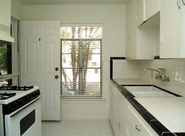 Building Photo - 307 E 33rd St