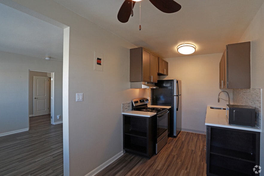 1BR, 1BA - 585 SF - Camellia Apartments