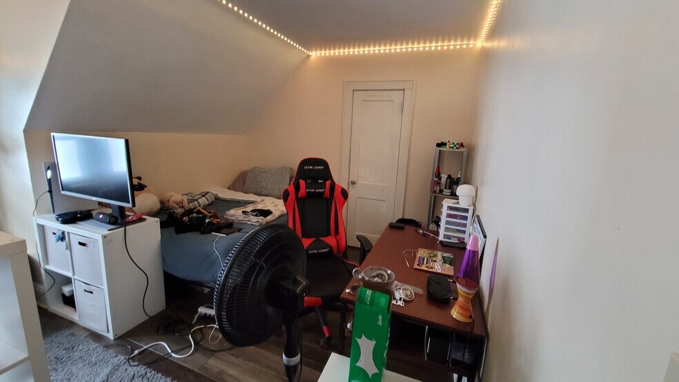 Building Photo - 3037 N. Downer Ave