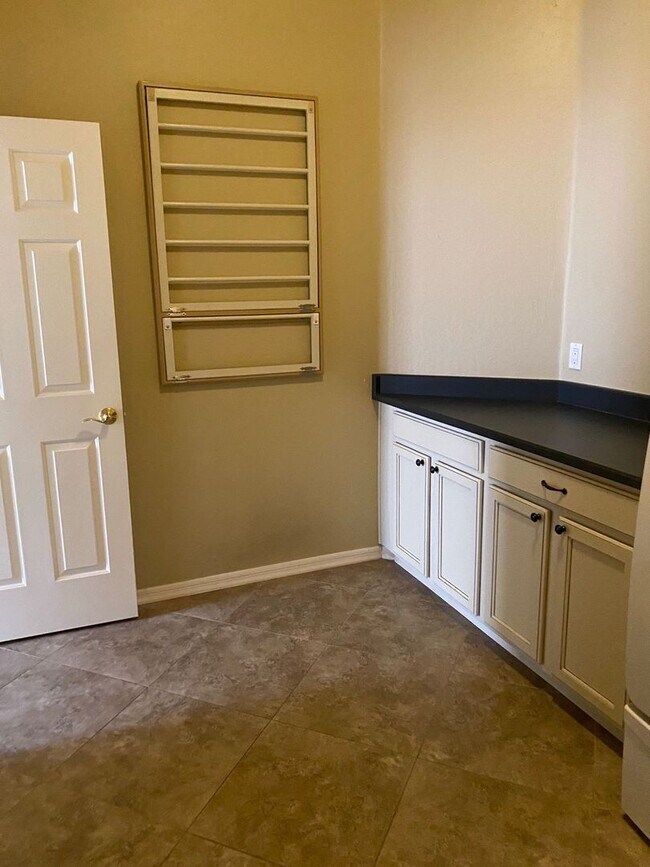 Building Photo - Beautiful 6 Bedroom - 4 Bath w/Private Poo...