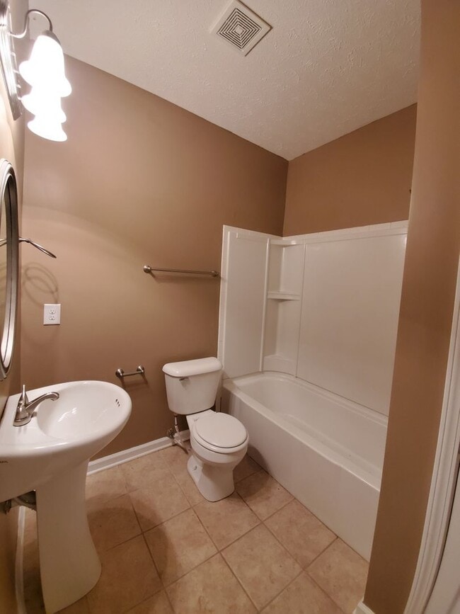 Building Photo - 5 Bedrooms 3 Bathroom Split Foyer