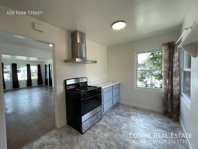Building Photo - 450 Fern St