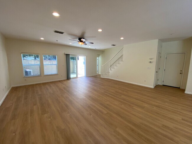 Building Photo - 3 Bed, 2½ Bath Two Story Condo in Natomas' Hampton Village