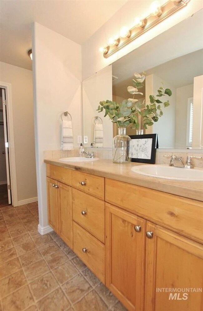 Building Photo - Beautiful Open Floor Plan Home in Boise!