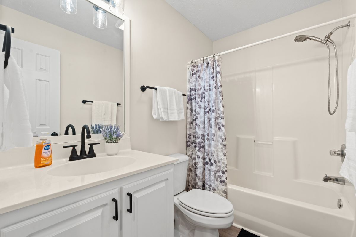 Building Photo - 412 Pinehurst Ln