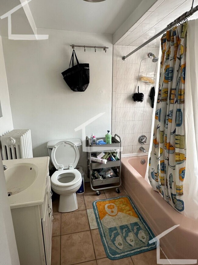 Building Photo - Great 4 Bed Available Sept 1 (minutes form the Green Line)