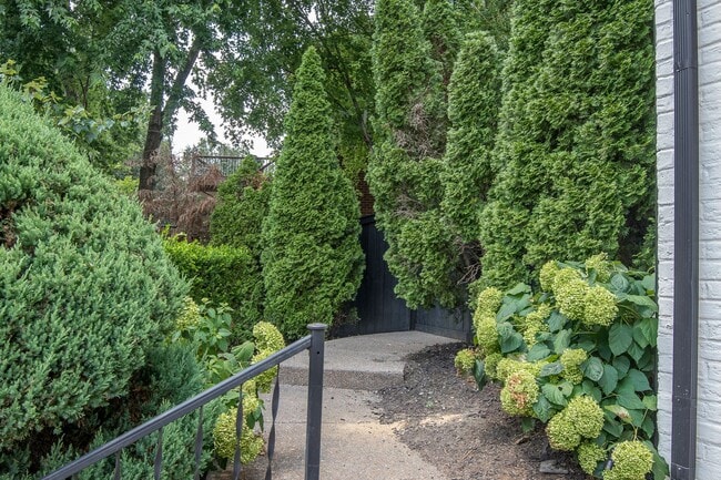 Building Photo - Luxury Living w/ Pool In Brentwood!
