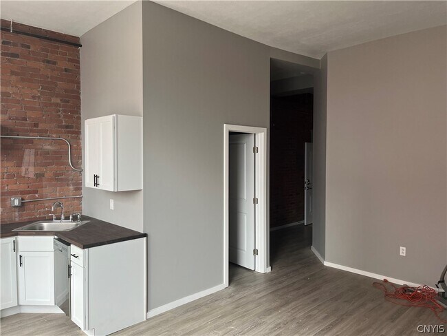 Building Photo - 317 S Clinton St