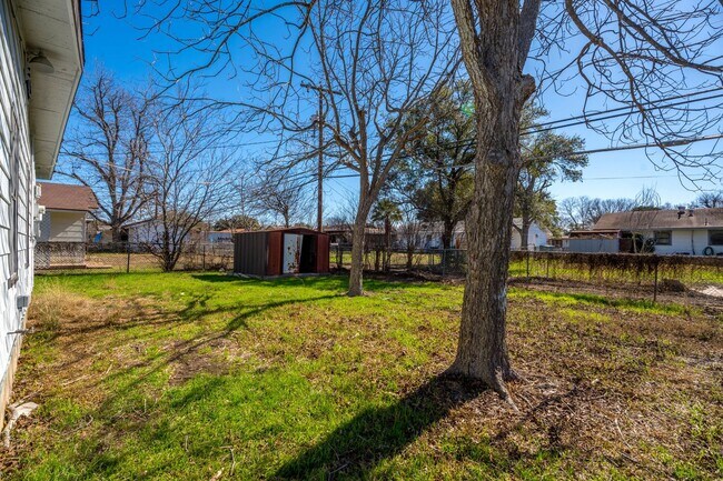 Building Photo - Fairlawn 3 bedroom, 1 bath ready for move-in