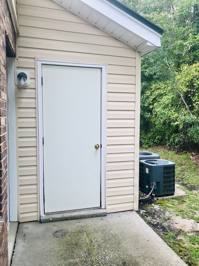 Building Photo - AVAILABLE NOW!! Great 2 Bedroom Townhome! Close CCU, CMC, Shopping, Restaurants & More!